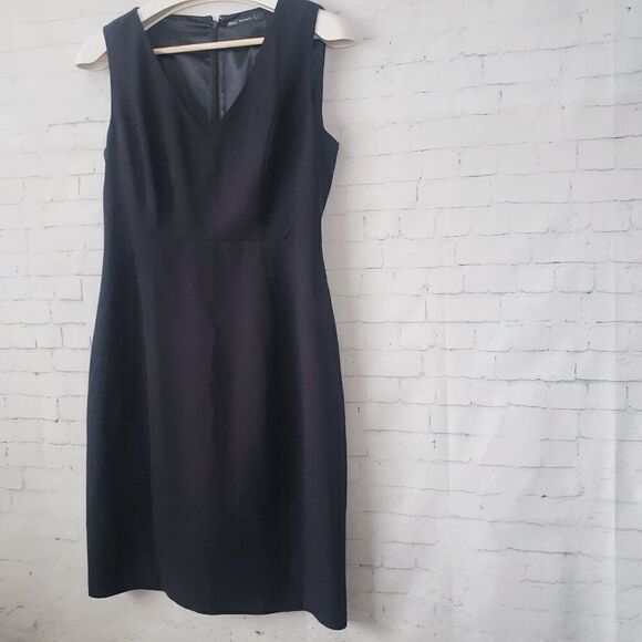 Tahari Sheath Dress Size 4 Solid Black LBD V-Neck Lined Sleeveless Back Zip - Picture 2 of 8